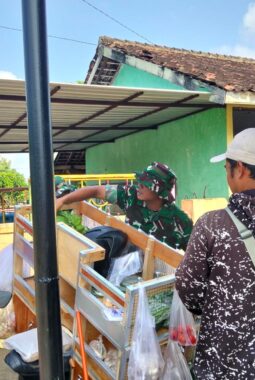 Pedagang Sayur Keliling Ikut Rasakan Berkah TMMD Reguler ke-128 Kodim Sragen